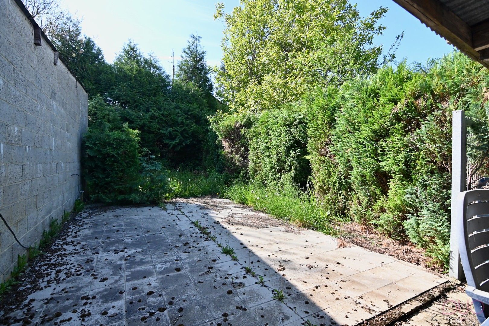 Ruime open bebouwing met 4 slaapkamers en achterliggende loodsen foto 22