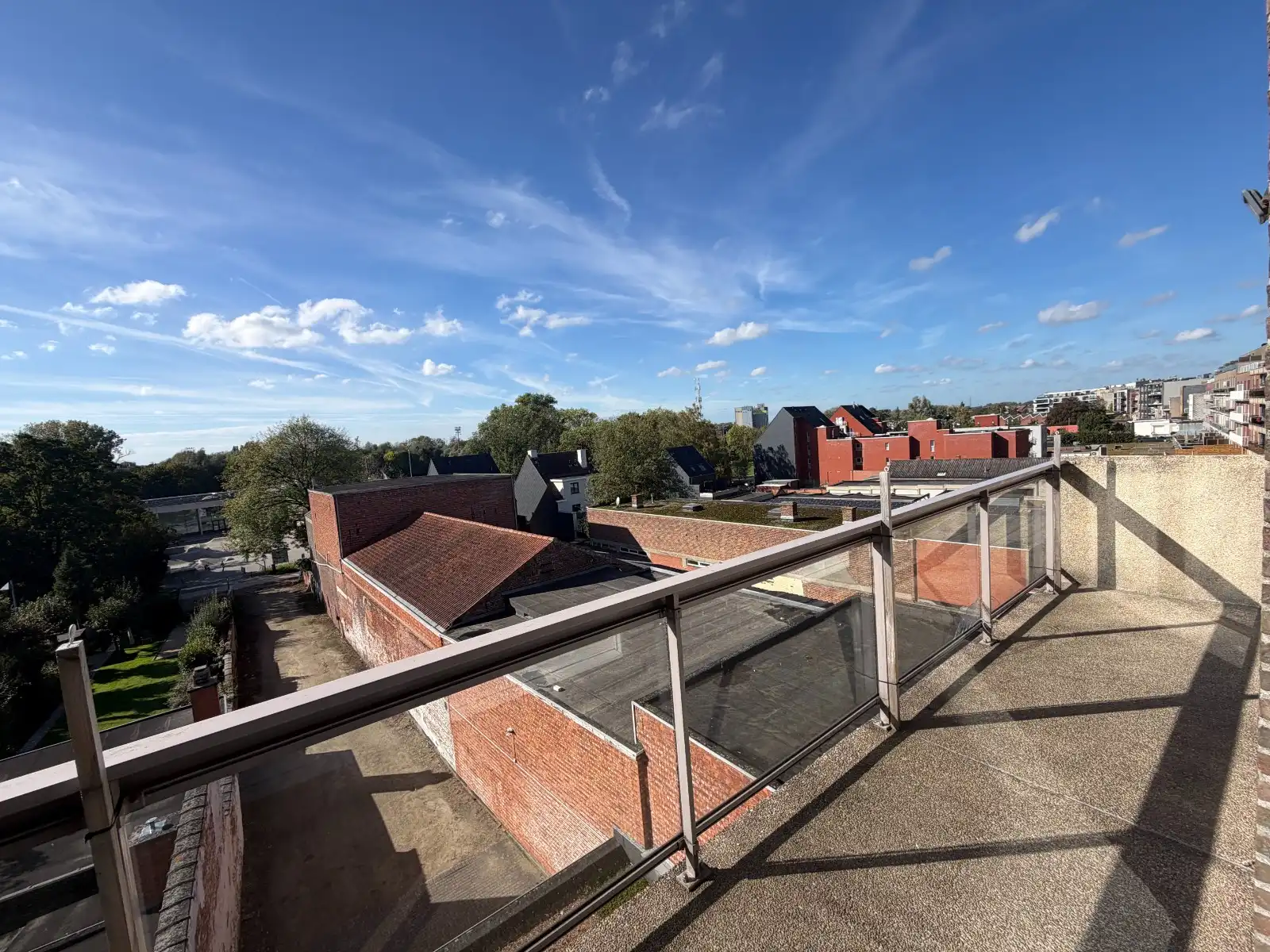 UNIEK DUPLEXAPPARTEMENT MET 2 RUIME TERRASSEN, AUTOSTAANPLAATS EN PRACHTIG UITZICHT OP DE MARKT VAN DEINZE! foto 17