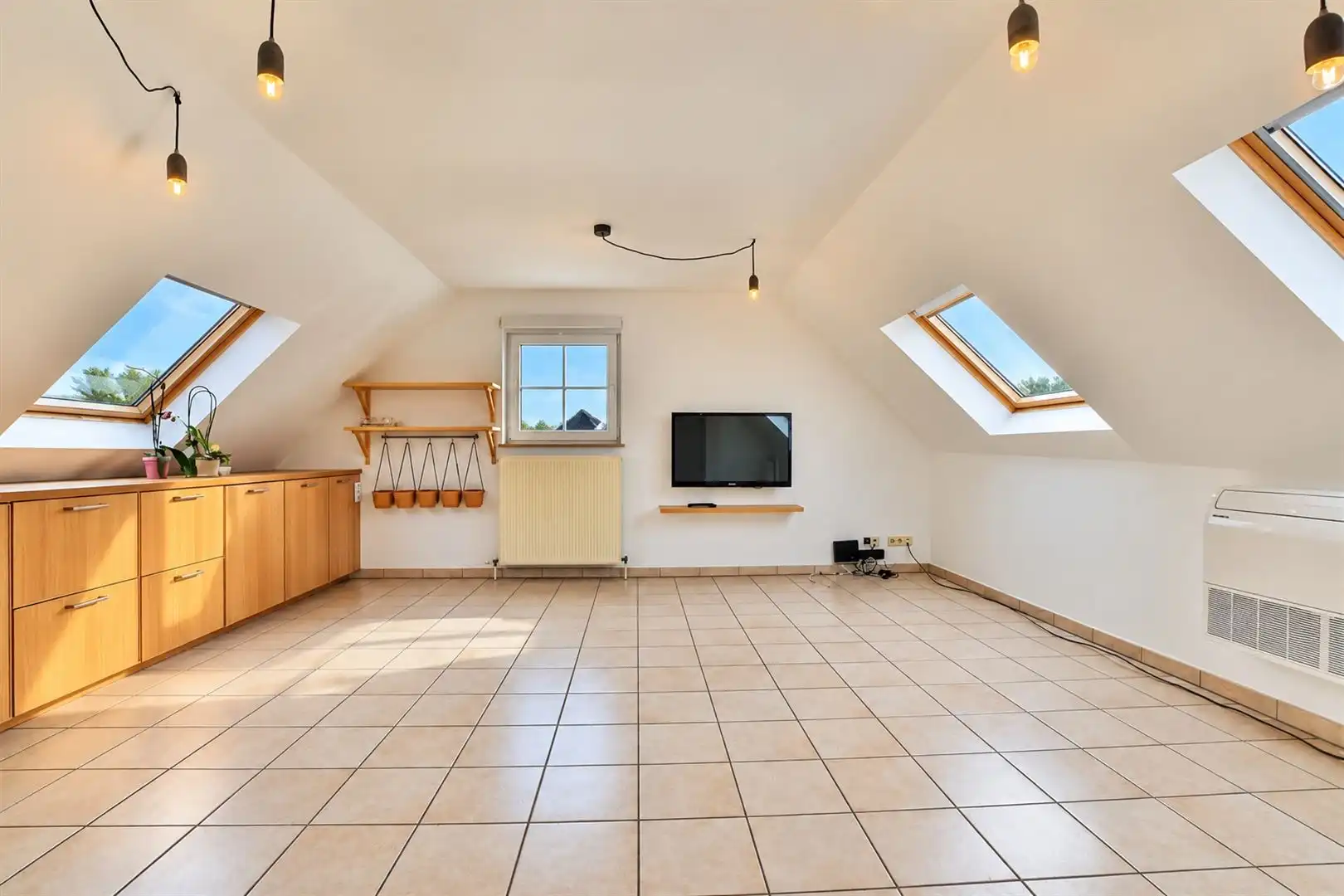 Modern en instapklaar dakappartement met 2 slaapkamers in Baasrode foto {{pictureIndex}}