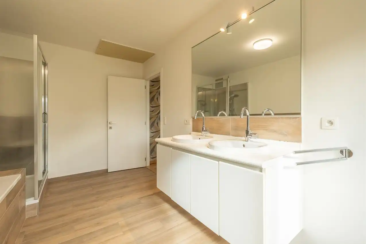Volledig gerenoveerde woning met 3 slpk., veranda en magnifiek zicht vandaaruit foto 24