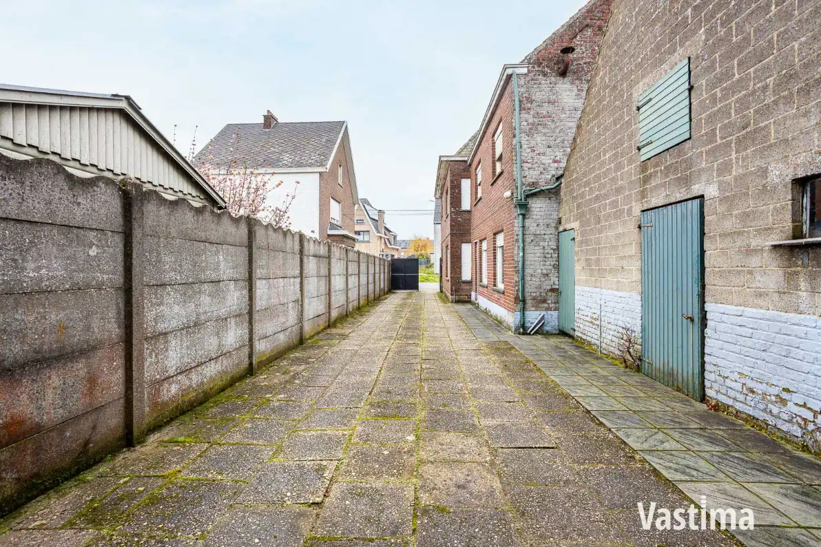 Woning met loods en grote tuin foto 21