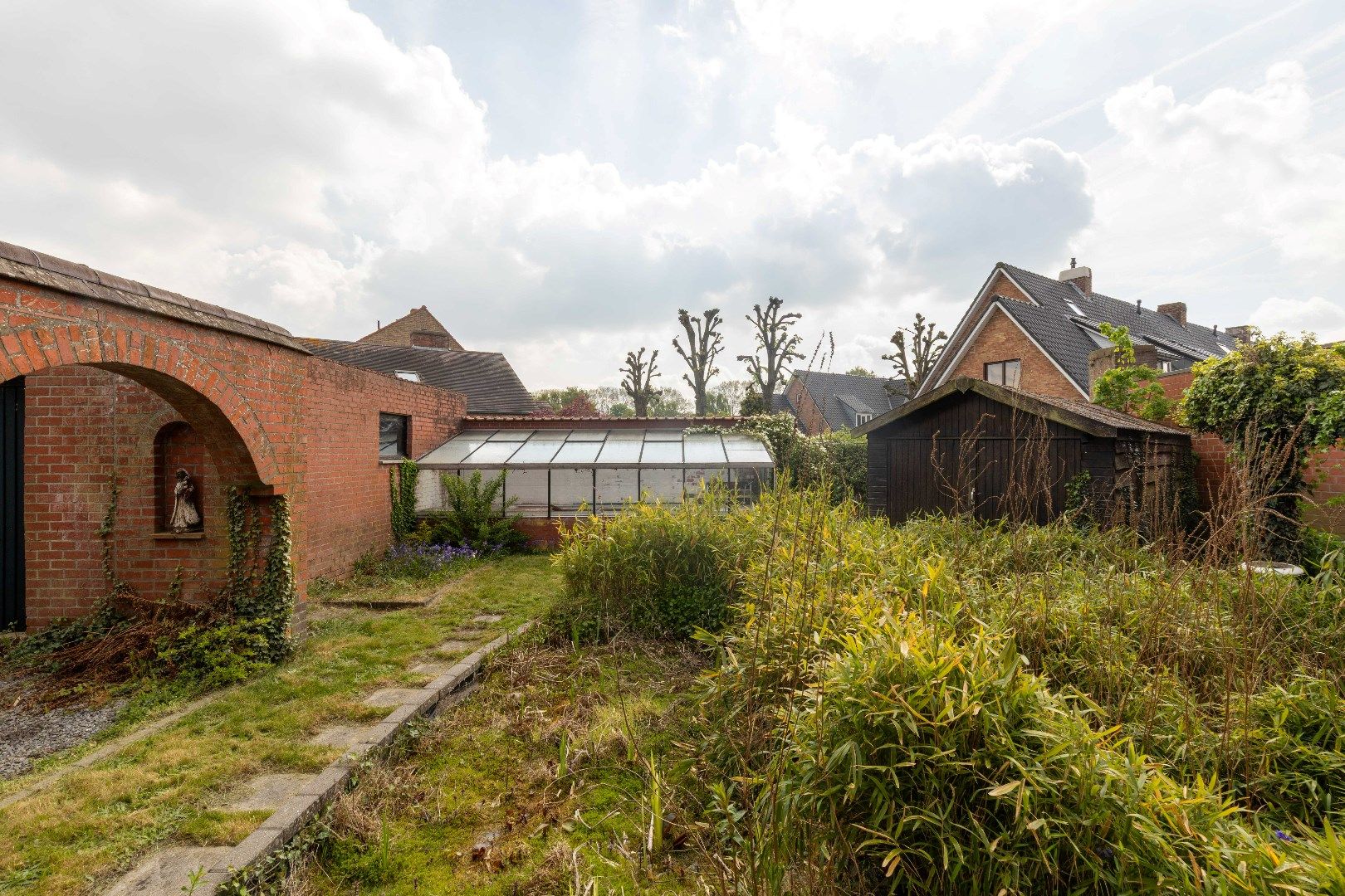 Verder te vernieuwen open bebouwing met grote garage, zonnige tuin en vijver nabij de Damse Vaart. foto 12
