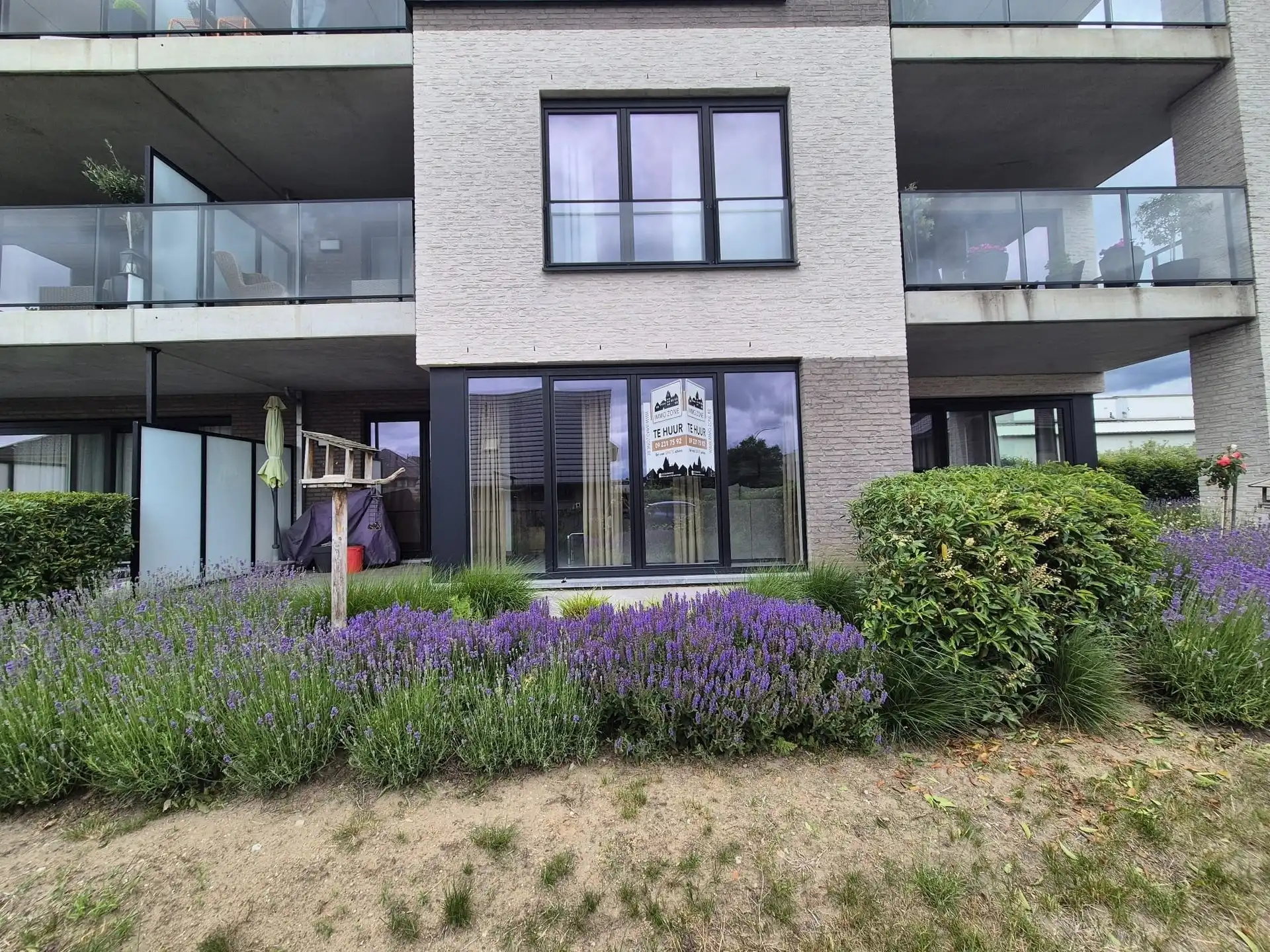 Modern gelijkvloers appartement met terras. foto 23