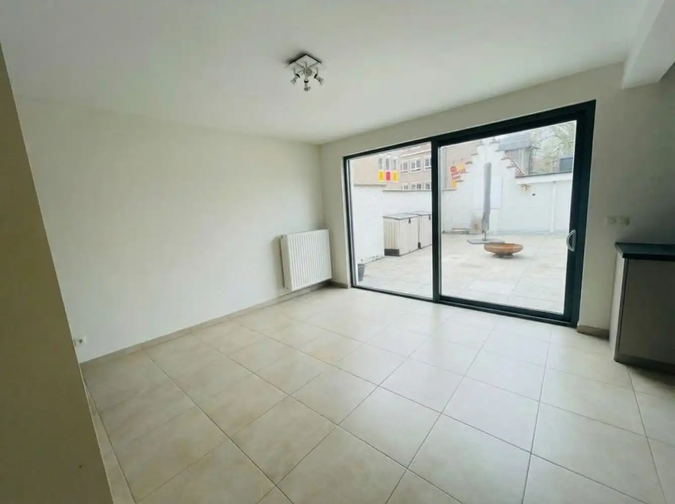 Brugge centrum, aan de Noordzandstraat, vlakbij alle winkels 'tZand  UITZONDERLIJK RUIM WOONHUIS /APPARTEMENT  MET HUISLIFT , 4 slaapkamers + bureau , living van 65m², modern ingerichte grote eet en kookkeuken Zalig wonen!  living van 65m²en zuidgericht terrasZlit terras van 65 m², volledig ingerichte eet-en kookkeuken van 34m²,  grote fietsenberging foto 9