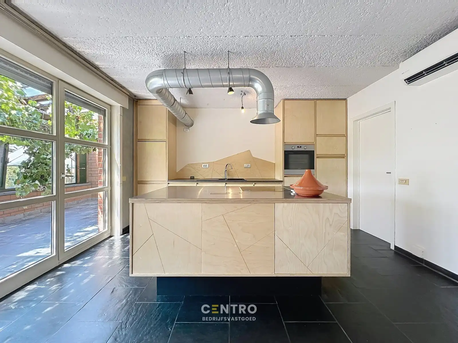 Magazijn met woning in Oostnieuwkerke mét uitbreidingsmogelijkheden - Ideaal voor combinatie wonen en werken. foto 25