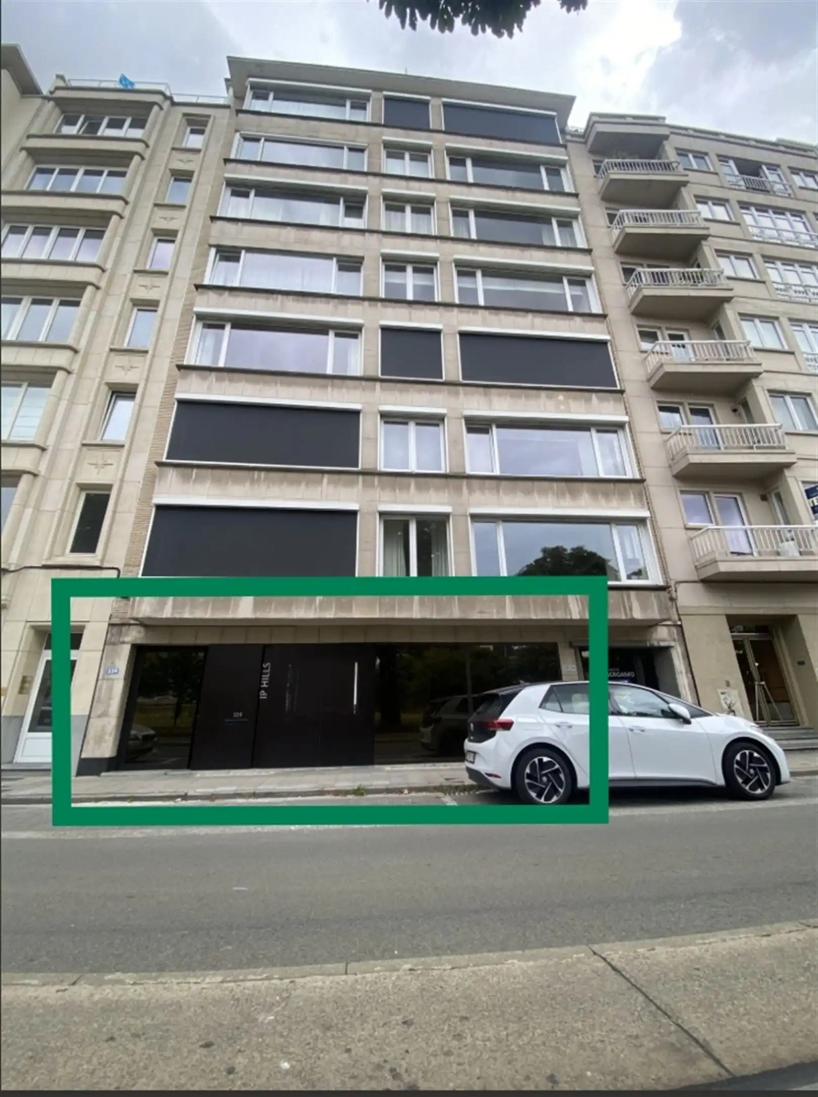 Gerenoveerd kantoor op commerciële zichtlocatie bij Zuidpark foto {{pictureIndex}}