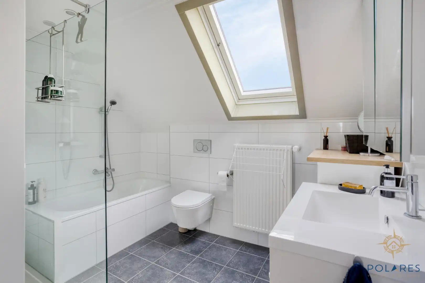 Goed gelegen taverne met woonst en grote parking foto 26