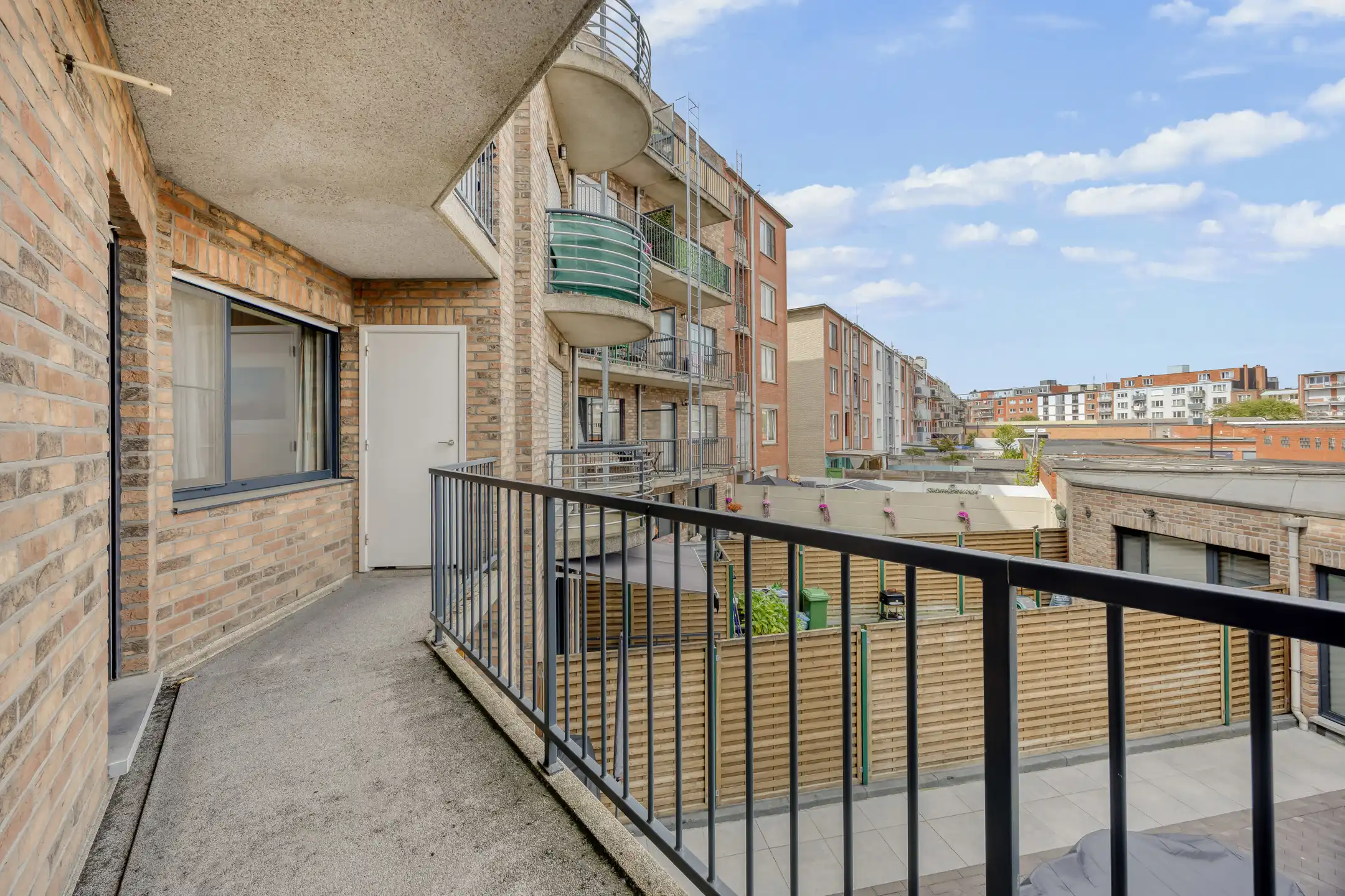 Mooi appartement op een 1v met 3 slaapkamers en terras en garage foto 13