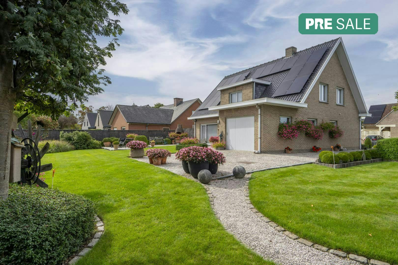 Ruime villa met 4 slaapkamers te koop in Wevelgem foto {{pictureIndex}}