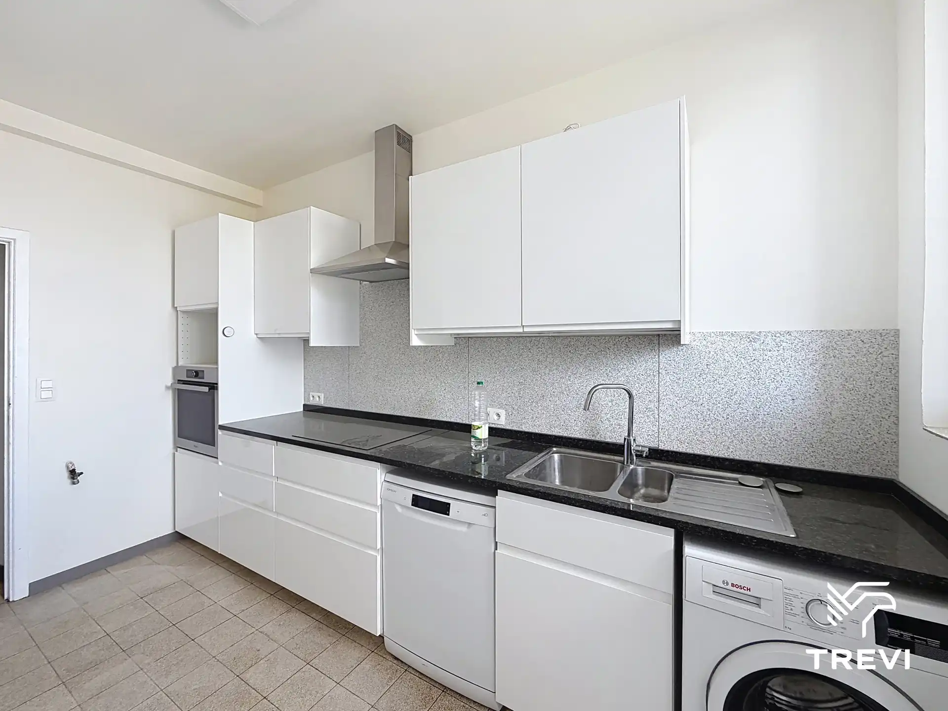  Licht appartement met 2 slaapkamers + parkeerplaats   foto 3