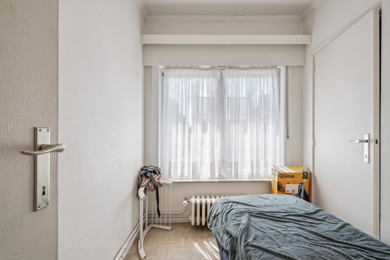 Hooglede- Opbrengsteigendom van 3 verhuurde sterk gebouwde woningen met 3 slaapkamers in het centrum van Hooglede gelgen. Deels al vernieuwd. Potentieel met tuinen en parking. foto 24