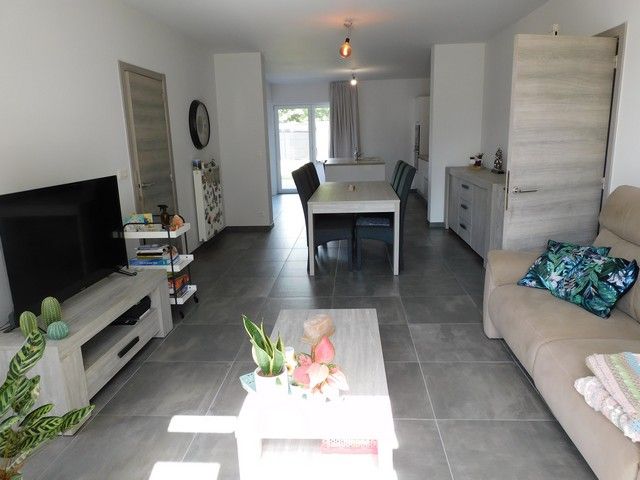 Gelijkvloers appartement met tuin en carport foto 4