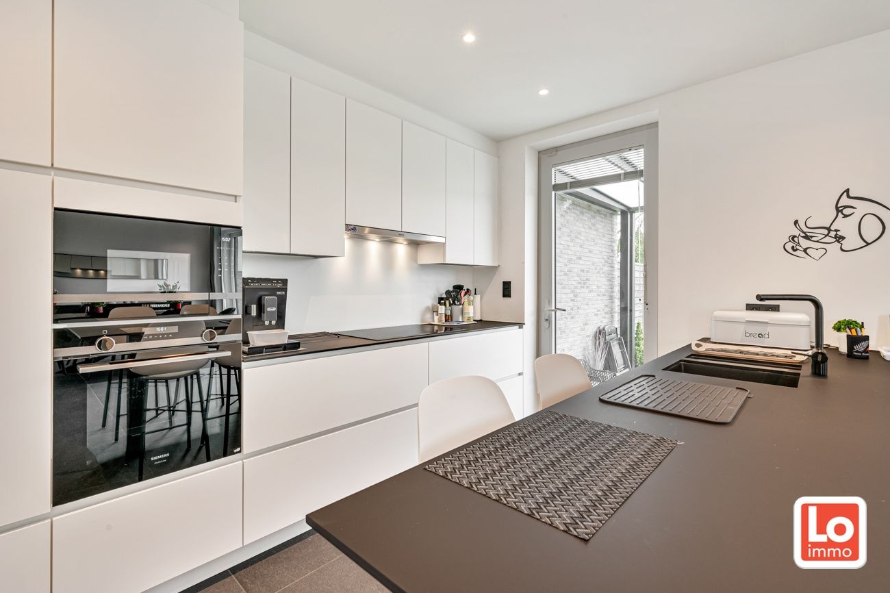 VERKOCHT! Instapklare halfopen nieuwbouw woning met inpandige garage en open zicht op een landelijke locatie in Beervelde! foto 11