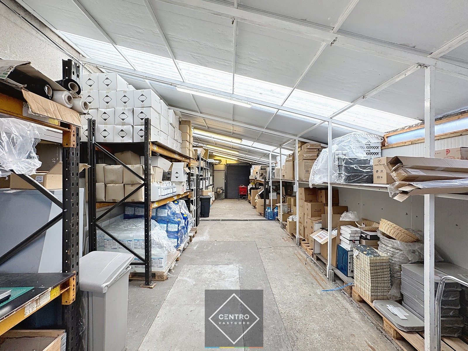 BEDRIJFSPAND te koop op AAA-locatie! Verwarmd MAGAZIJN/TOONZAAL met burelen en instapklare WONING te Brugge (Sint-Michiels). foto 5