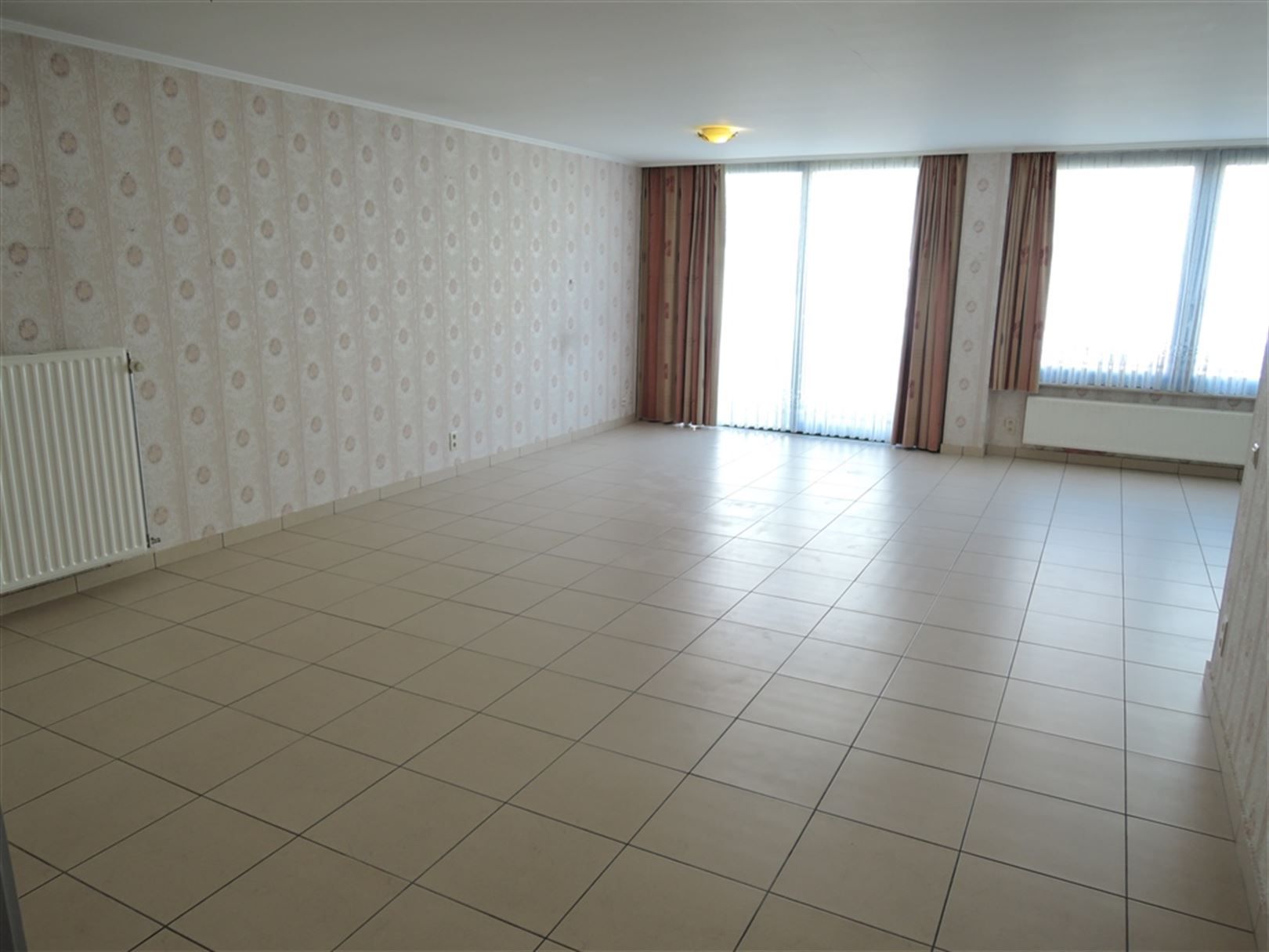 Gelijkvloers appartement met garage box foto {{pictureIndex}}