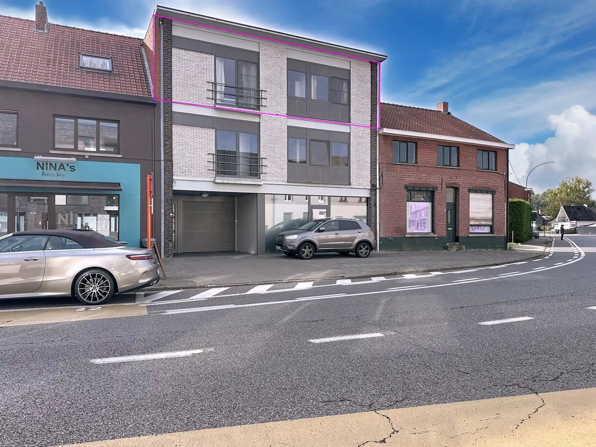 Ruim appartement met 2 slaapkamers, terras en overdekte staanplaats. foto {{pictureIndex}}