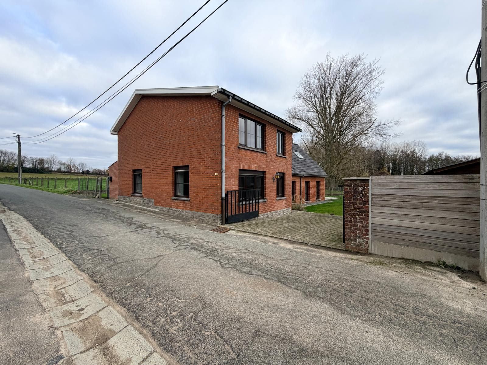 Woning te huur met 3 slaapkamers foto {{pictureIndex}}