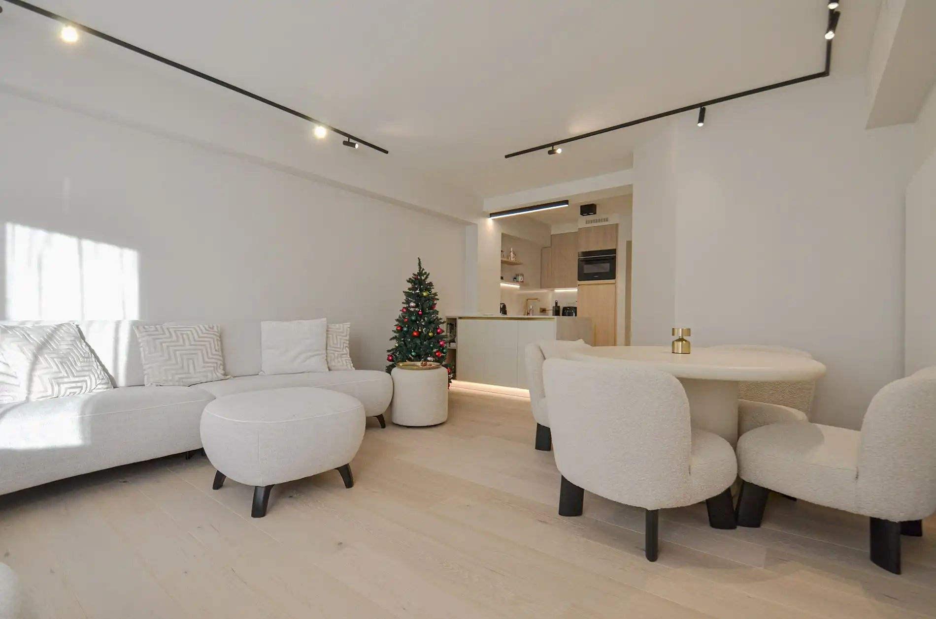 Stijlvol volledig gerenoveerd appartement  op wandelafstand van de zee én het commercieel centrum. foto {{pictureIndex}}