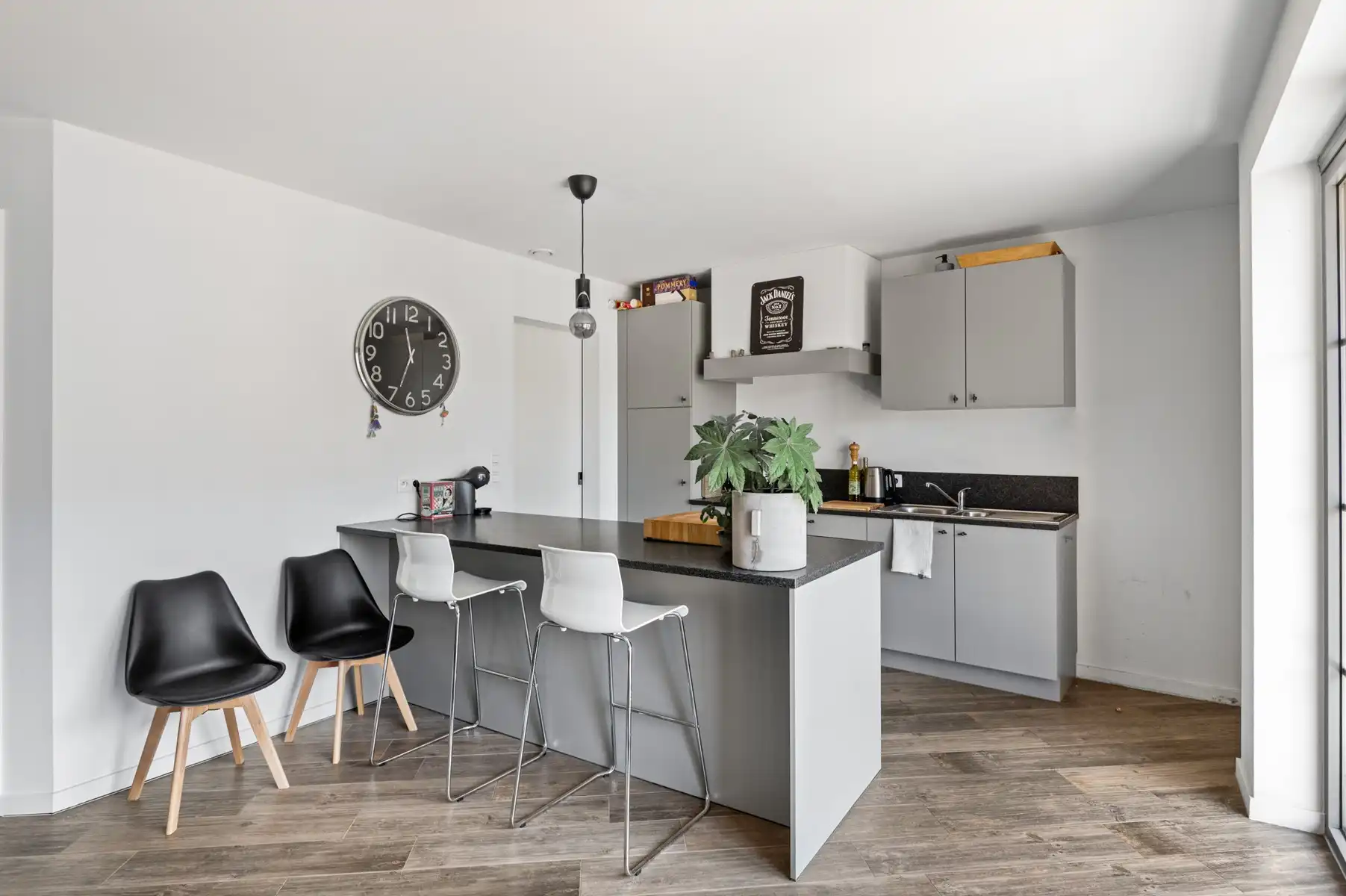 Gezellig en lichtrijk hoekappartement met 2 slaapkamers, 2 terrassen, autostaanplaats en kelder in hartje ’s-Gravenwezel foto 5