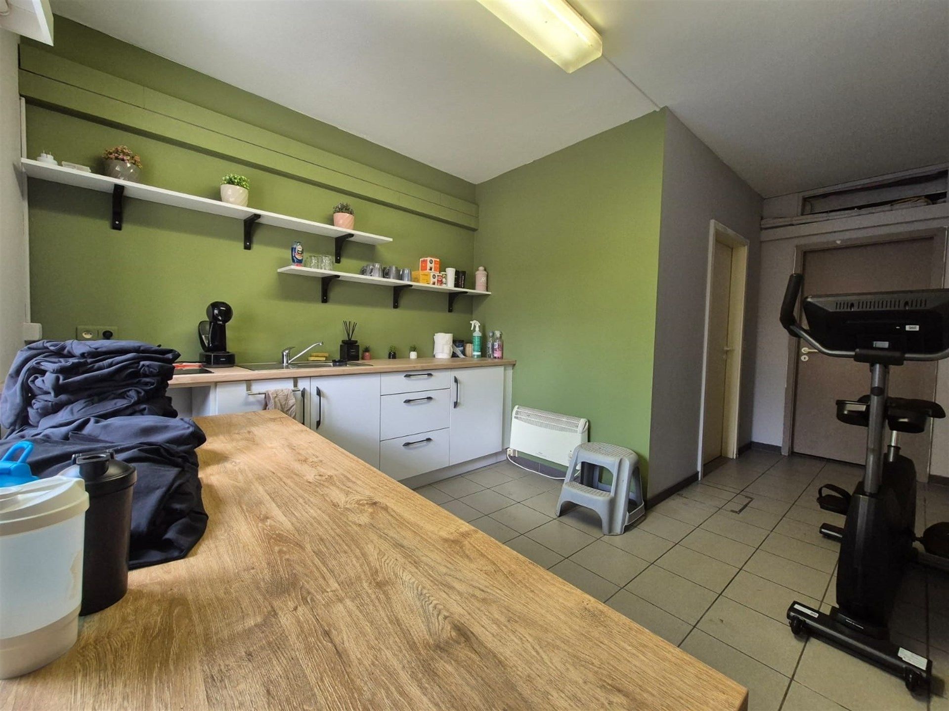 Zeer gunstig gelegen handelspand met mooie etalage. foto 12