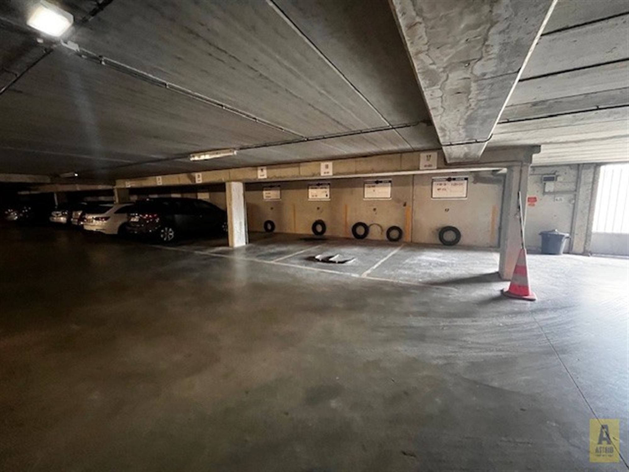 Makkelijk bereikbaar overdekte autostaanplaats in de residentie Astrid. foto 2