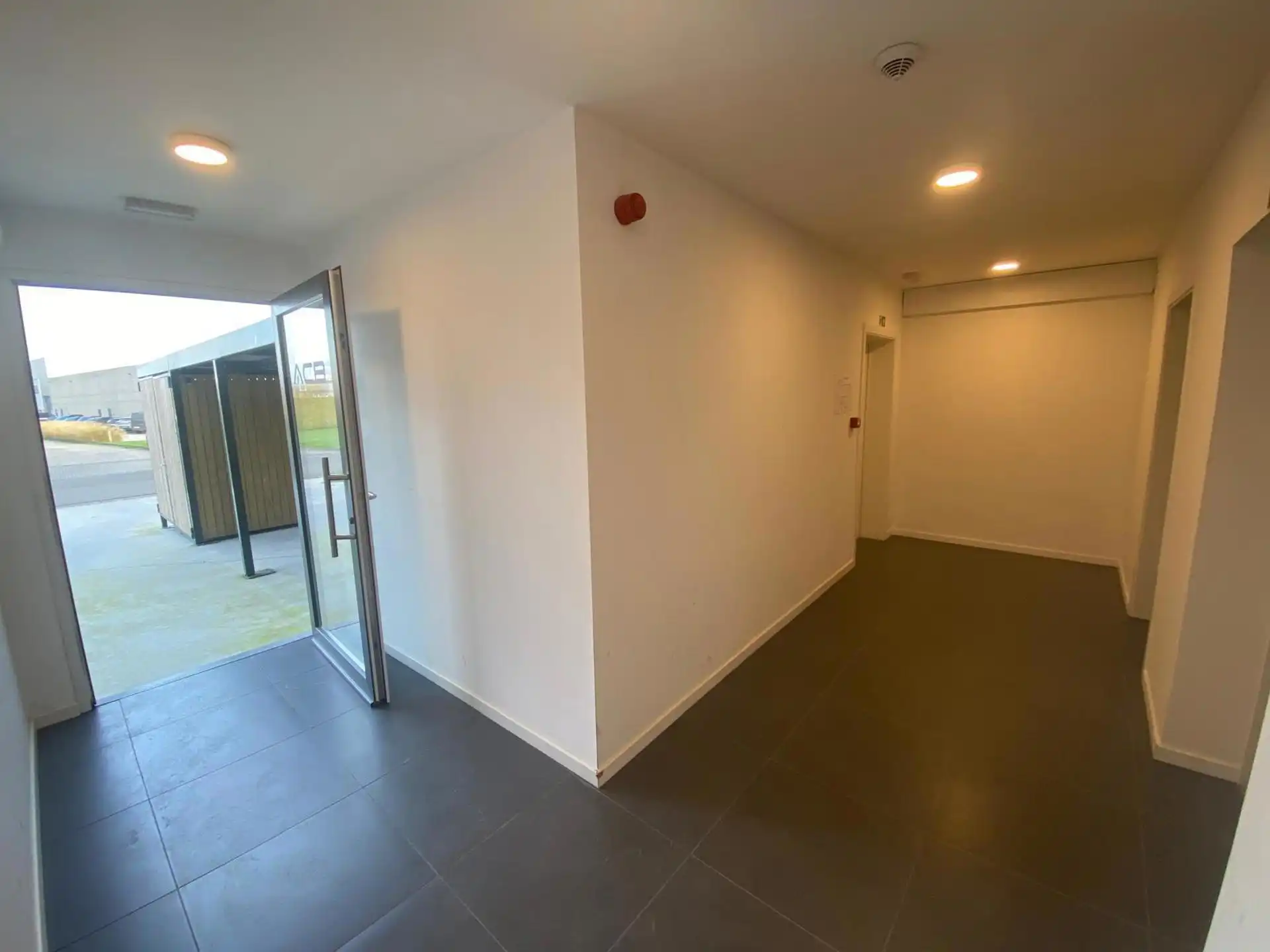 Hoogwaardig Gerenoveerde Kantoorruimte Te Huur in Temse foto 2