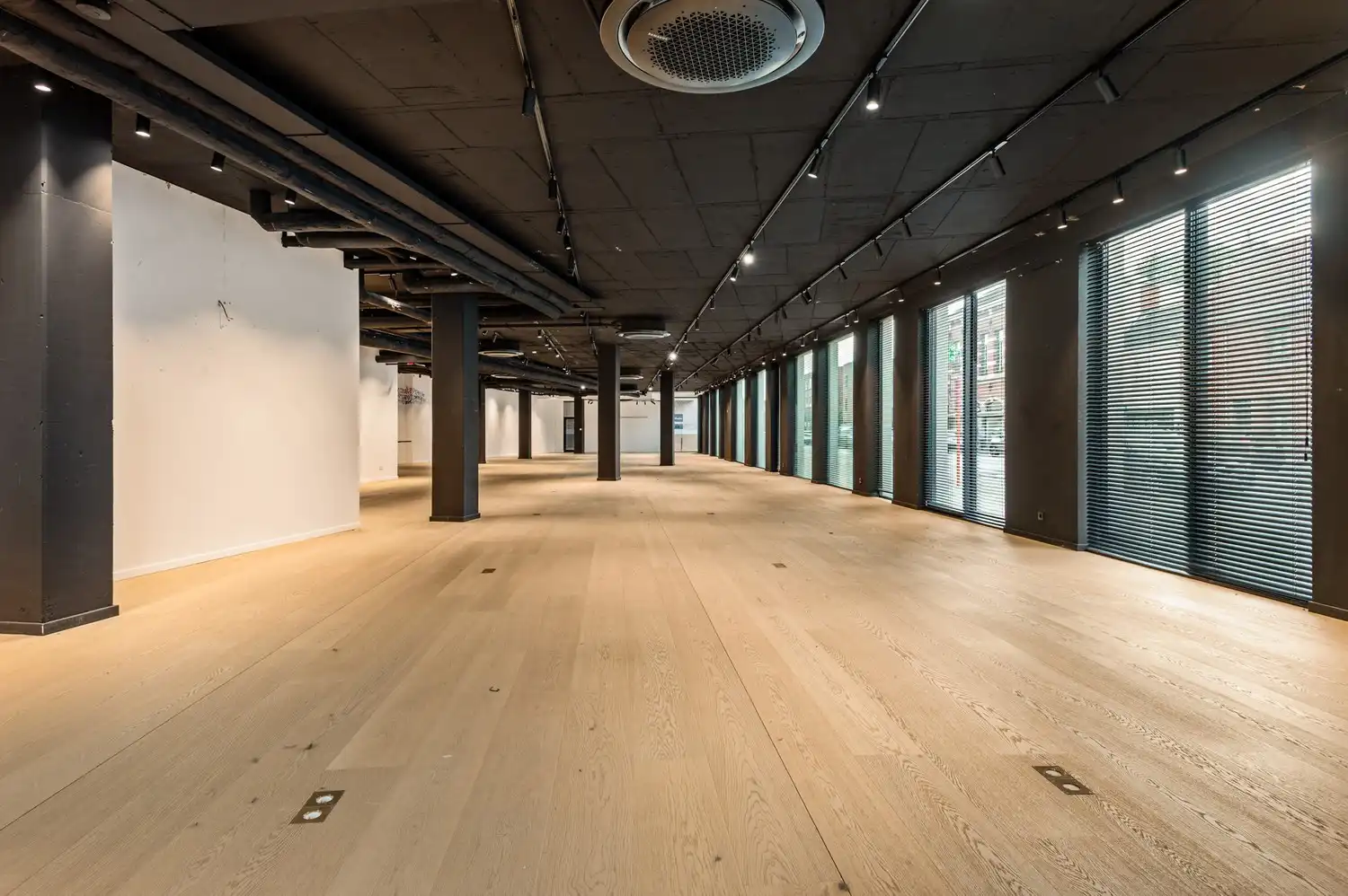Riant handelspand (723m²) + 5 autostaanplaatsen & garagebox te Wijnegem! foto 10