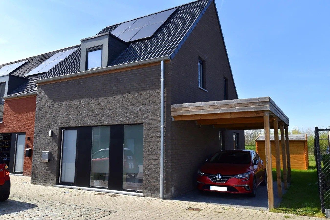 Instapklare woning met 3 slaapkamers en carport in kindvriendelijke ligging te Heule foto {{pictureIndex}}