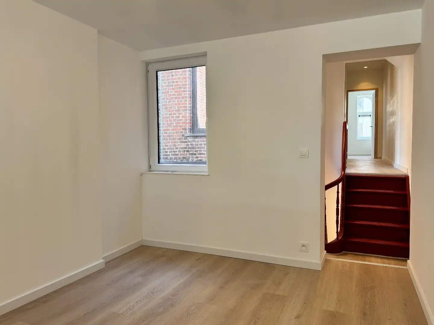 Grote vernieuwde woning met 4 kamers, uitweg en veel ruimte foto 12