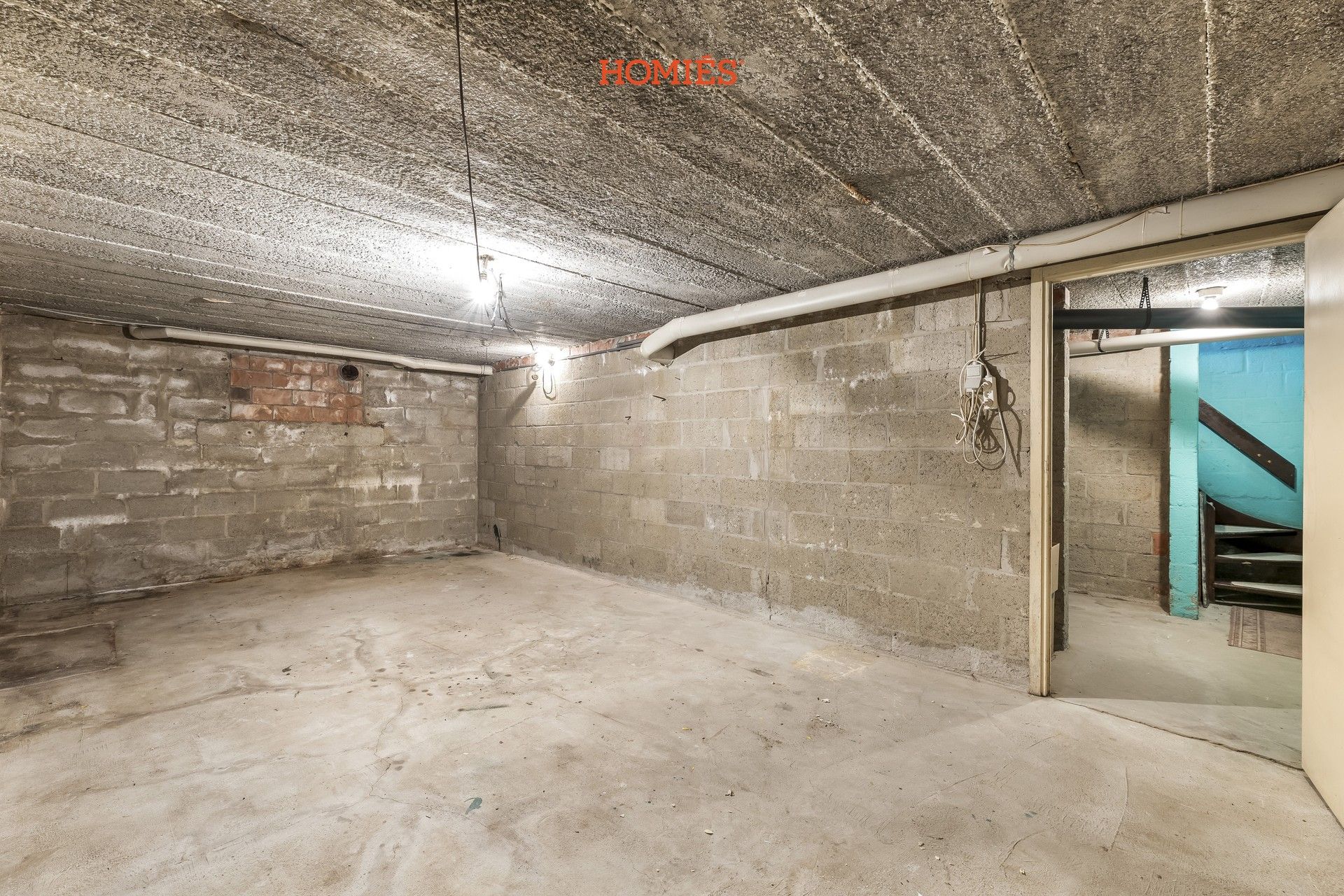 Te renoveren woning met veel potentieel foto 19