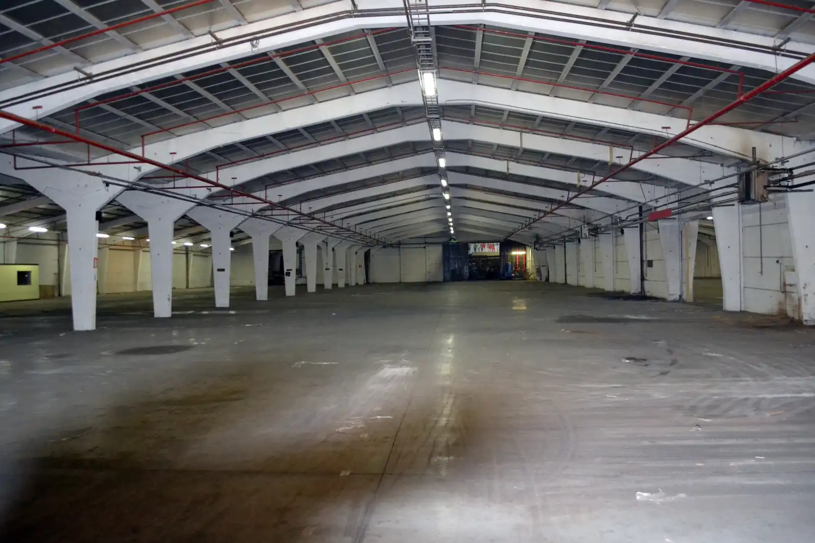 Magazijn/opslagruimte te huur met een oppervlakte van 3500m2! foto 2