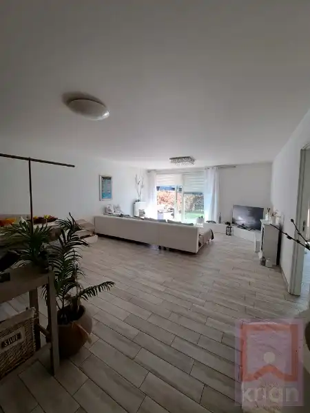 3-slpk appartement met terras, voor-en achtertuin, 2 autostapl. en 2 kelderbergingen. foto 4