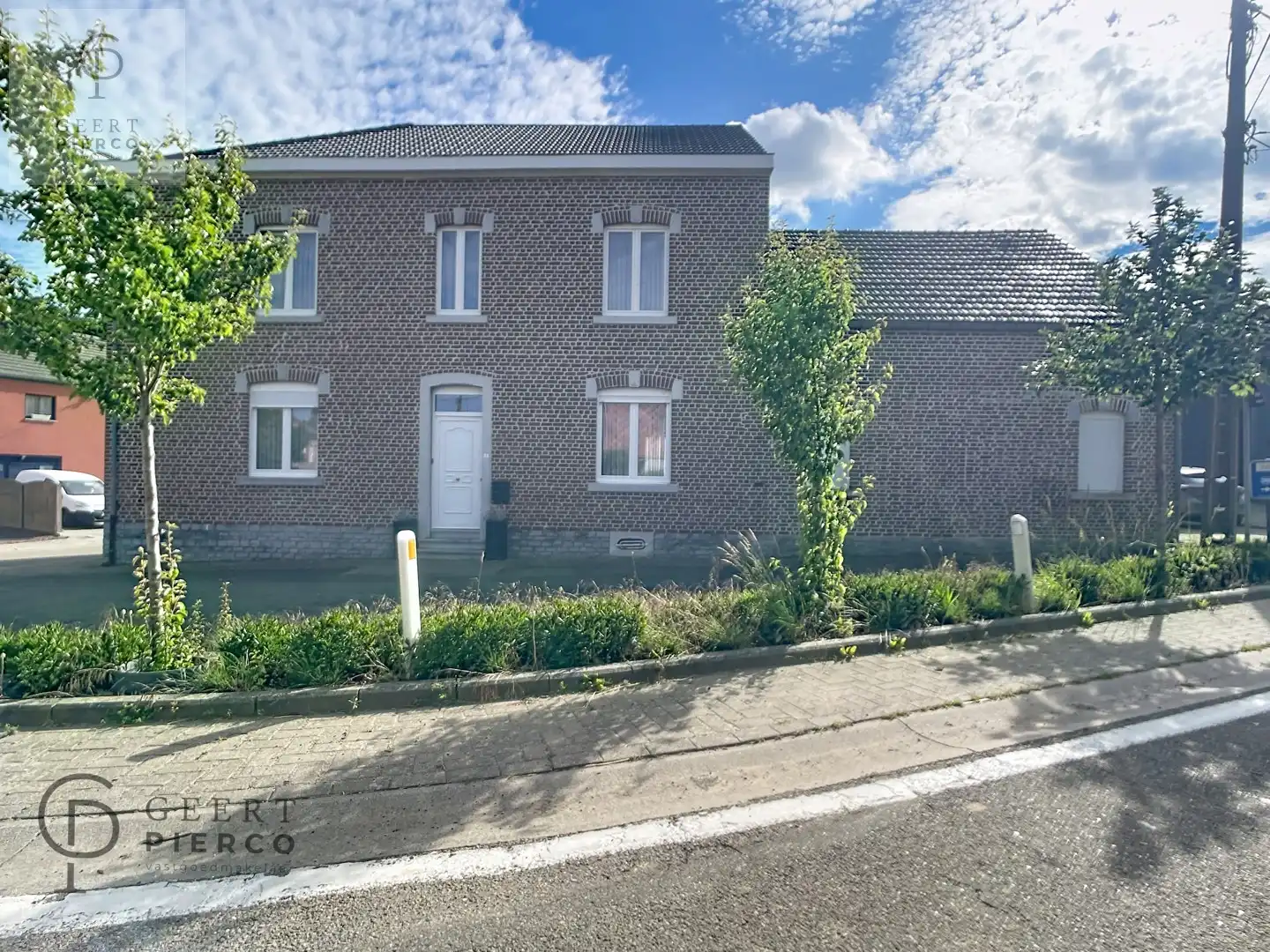 Hoofdfoto van de publicatie: Ruime woning met binnenkoer, stallingen en tuin vlakbij oprit van E40.