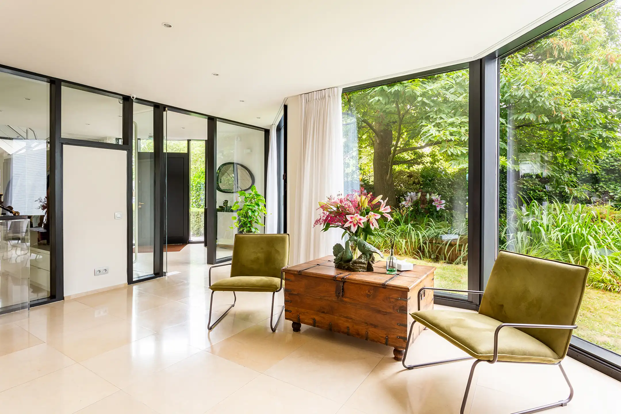 Topgelegen architectenwoning met ruim tuin en binnenzwembad. foto 9