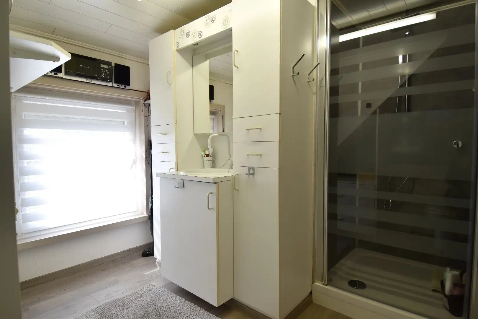 Mooie rijwoning met 2 slaapkamers, tuin en garage te koop in het gezellige Gullegem foto 8