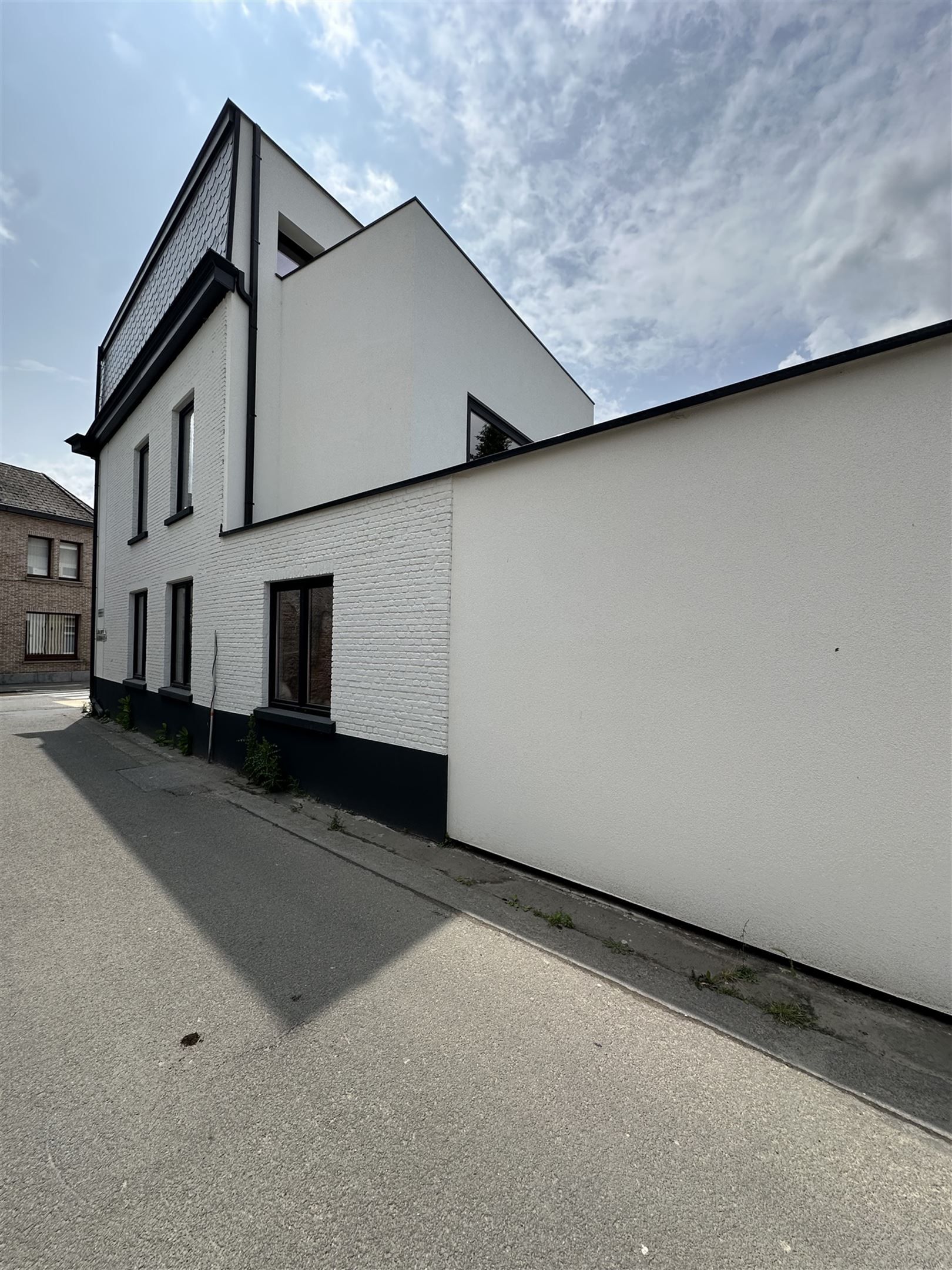 Te koop: Casco winddicht renovatieproject 4 ruime appartementen grote terrassen en tuinen in een voormalige bank te Baasrode foto 3