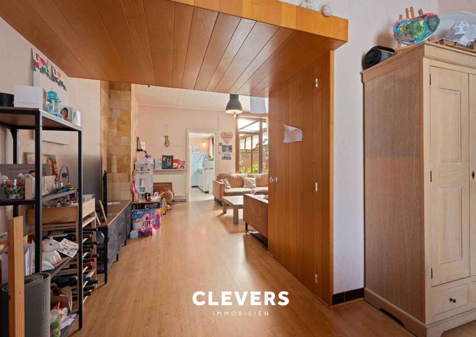 Op te frissen gezinswoning met 4 slaapkamers en zij-ingang foto 3