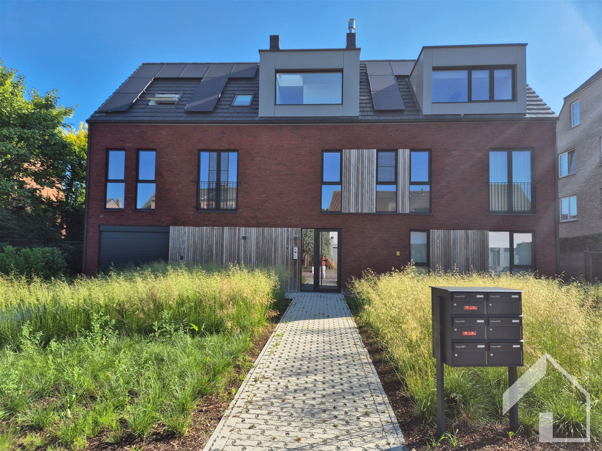 Nieuwbouwappartement op 1e verdieping met lift, 2 slaapkamers, autostaanplaats en kelder foto {{pictureIndex}}