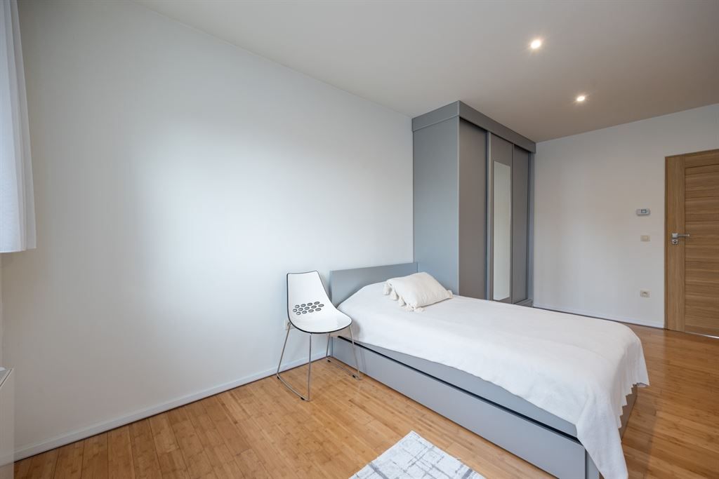 Energiezuinig gerenoveerde woning met garage foto 21