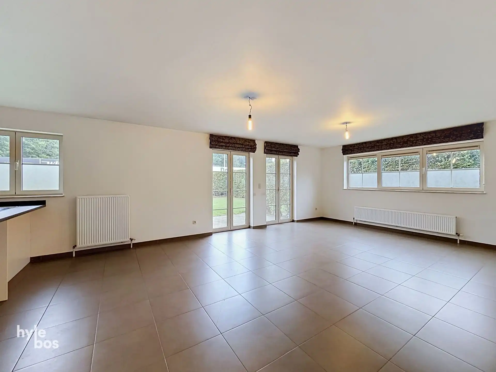 Aan de stadsrand gelegen gelijkvloers appartement foto 3