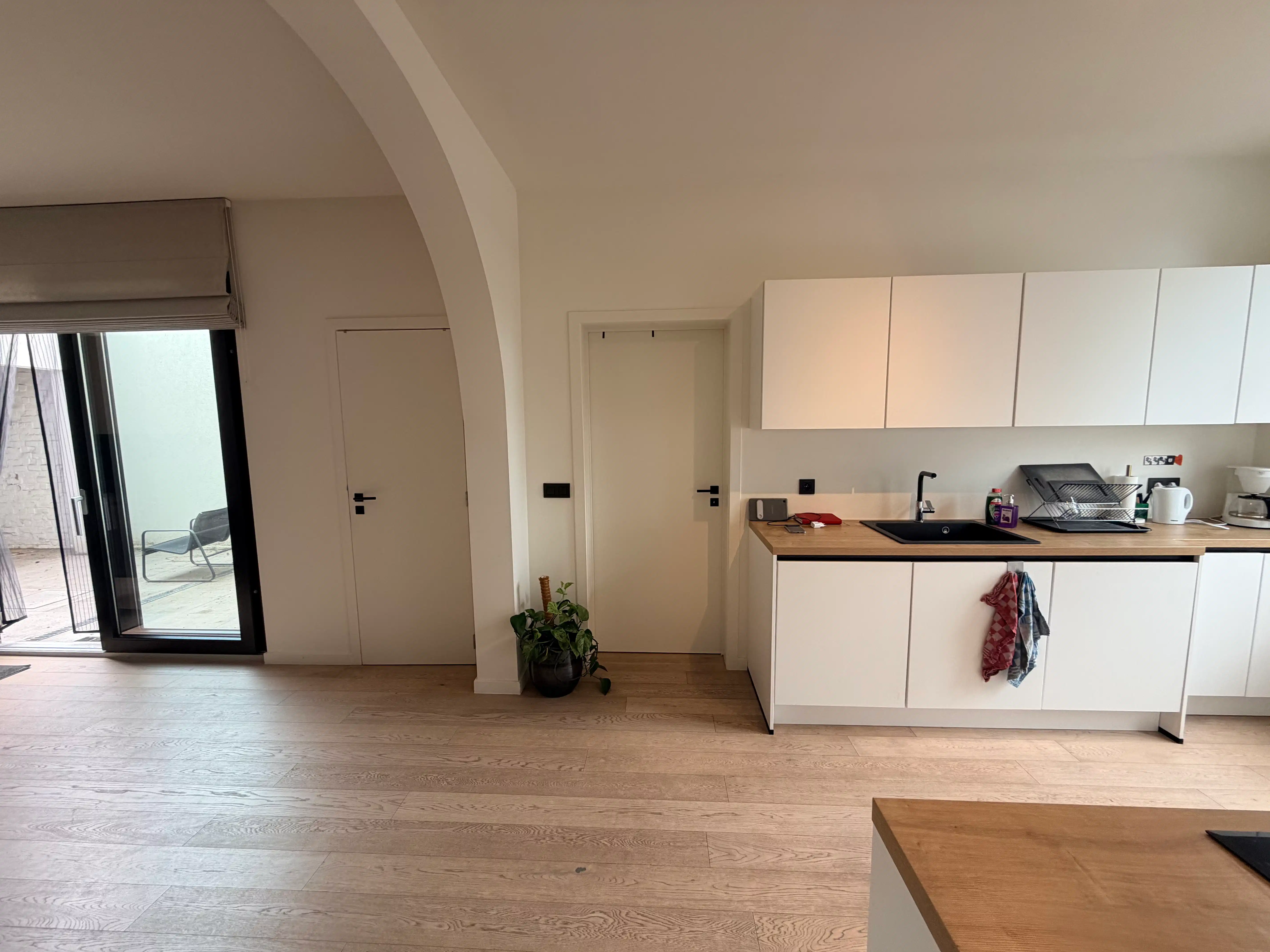 --- NIEUW --- Prachtig gerenoveerd appartement met 3 slaapkamers. foto 3