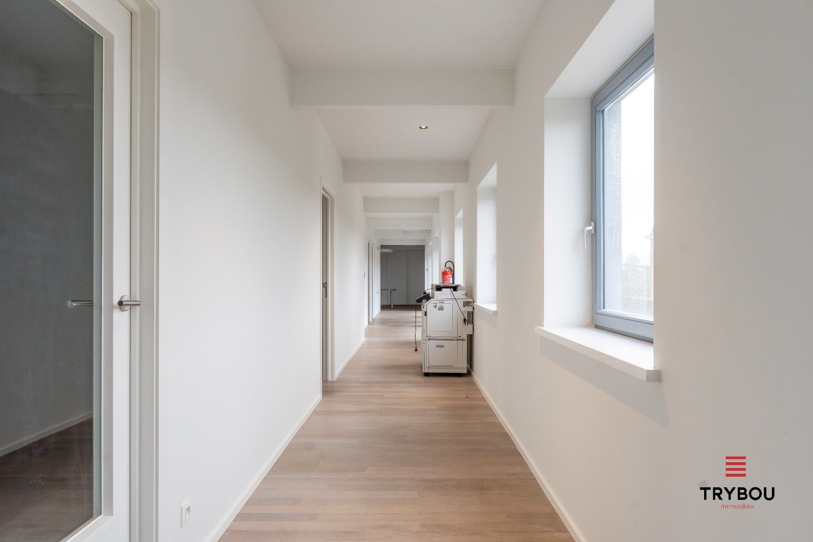 Groot kantoorgebouw op toplocatie te Ieper foto 19