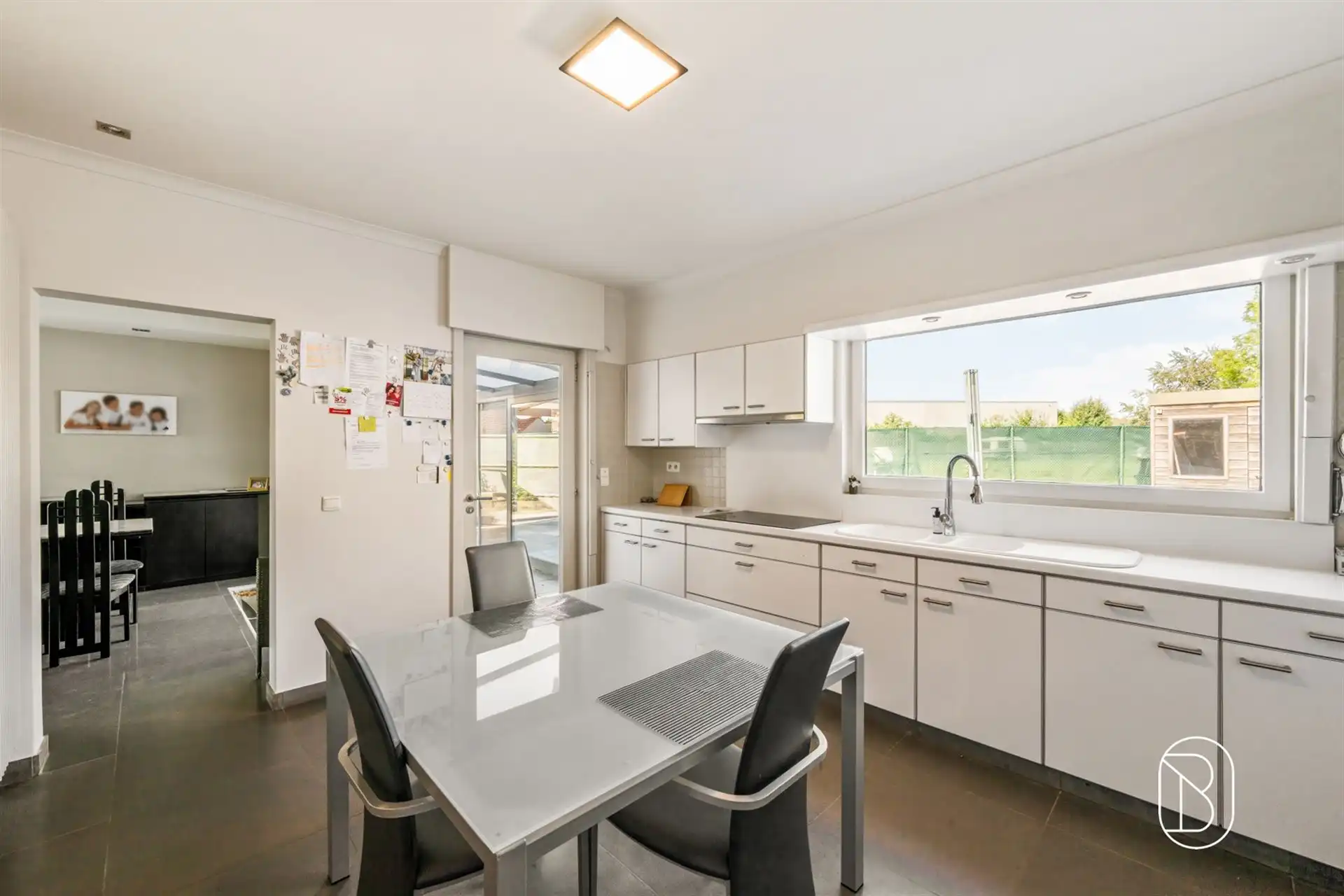 Ruime instapklare gezinswoning met garage en oprit foto 12