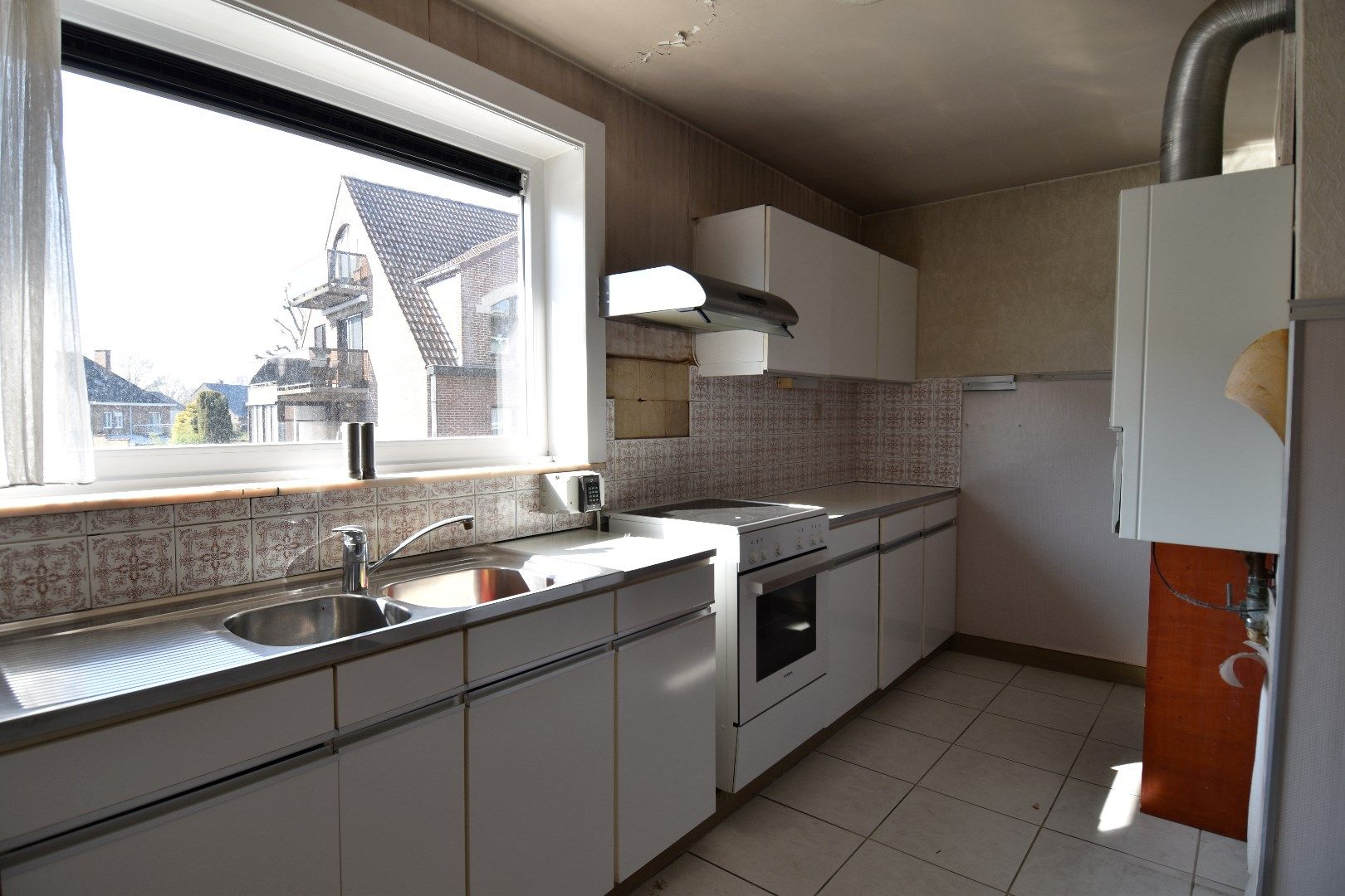 Lichtrijk 2-slaapkamerappartement met zonnig terras te koop in het hart van Gullegem foto 3