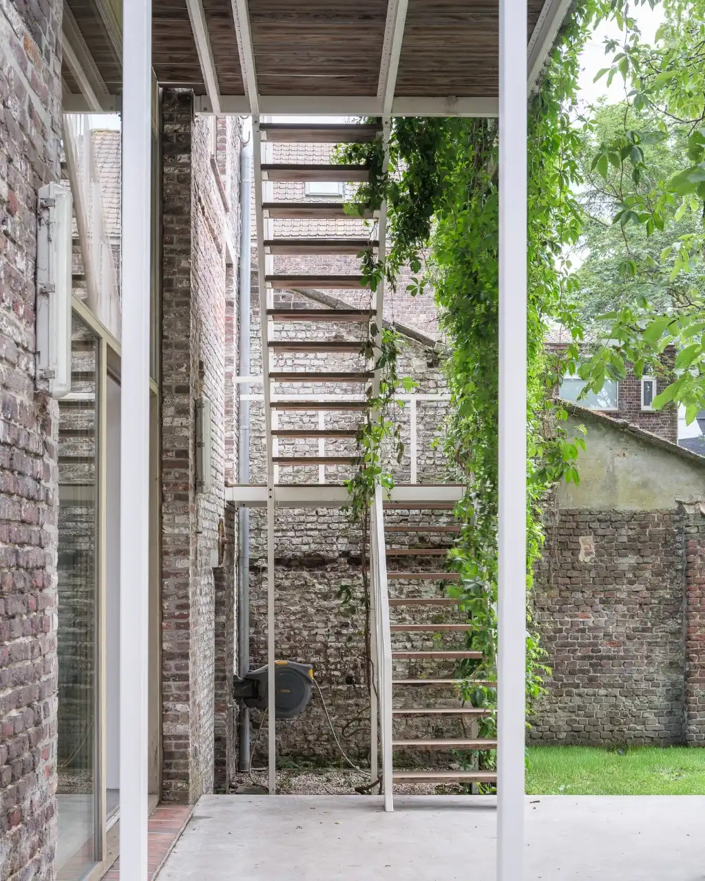 Uniek vastgoed! Exclusieve en creatieve site met twee kantoorruimtes, een polyvalent handelspand, een short-staystudio en een bijzonder architecturale split-levelwoning met ruime tuin, op een boogscheut van het stadscentrum. foto 22
