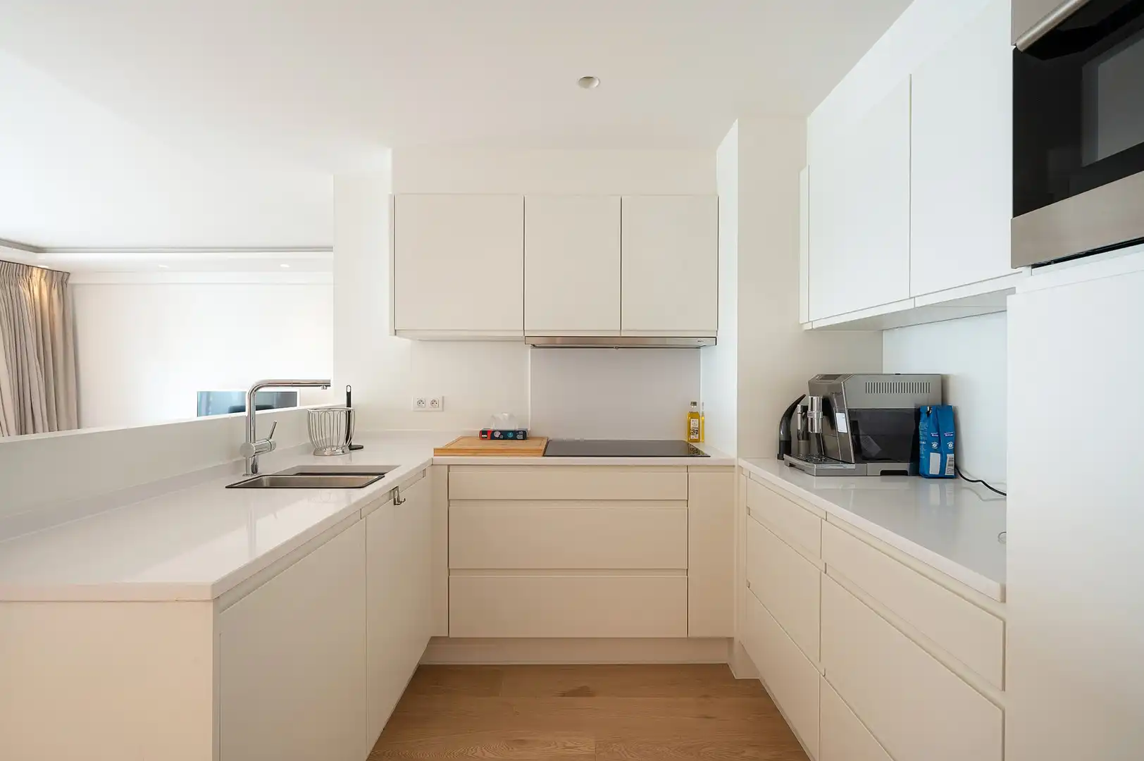 Hedendaags appartement genietend van een open zicht, centraal gelegen op de Kustlaan in het Zoute. foto 6