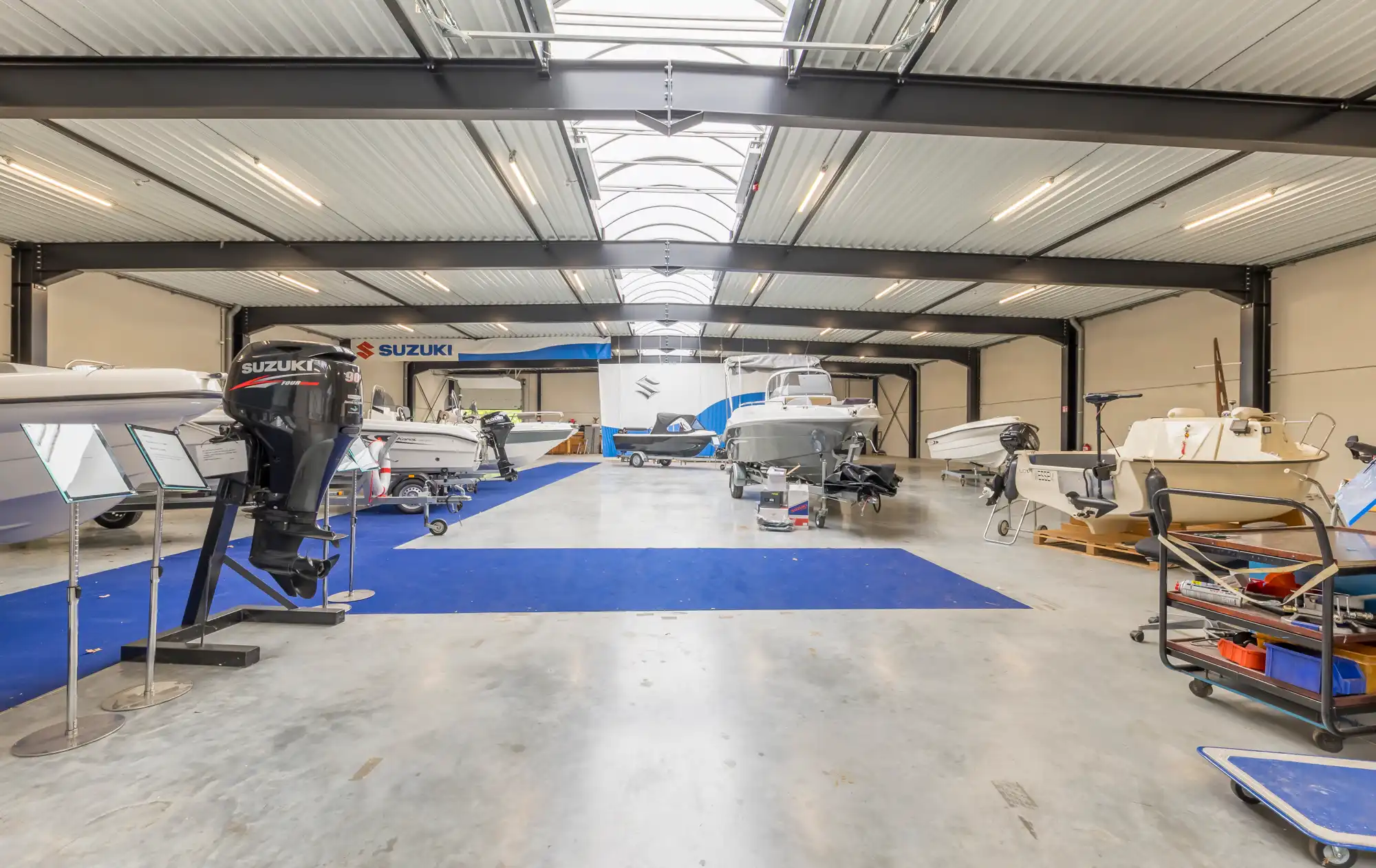 TE HUUR: Recent en hoogwaardig afgewerkt bedrijfs-/kantoorgebouw met showroom, magazijn en ruime parking foto 10
