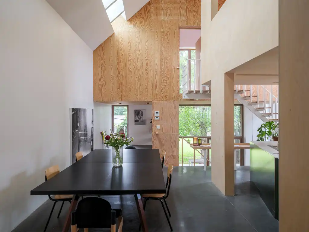 Uniek vastgoed! Exclusieve en creatieve site met twee kantoorruimtes, een polyvalent handelspand, een short-staystudio en een bijzonder architecturale split-levelwoning met ruime tuin, op een boogscheut van het stadscentrum. foto 9