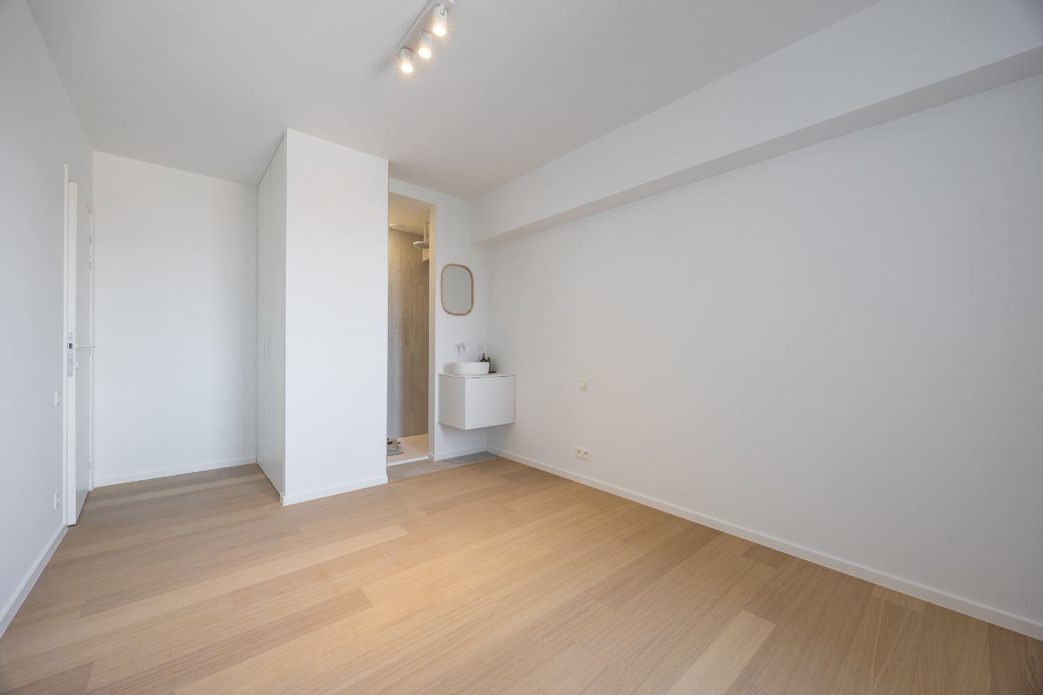 Ruim, gerenoveerd drie slaapkamer appartement in hartje Oostende foto 23
