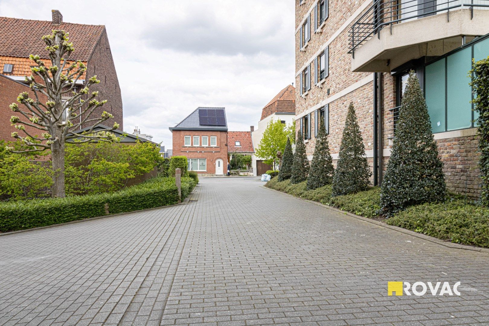 Staanplaats voor 2 wagens en berging foto 10